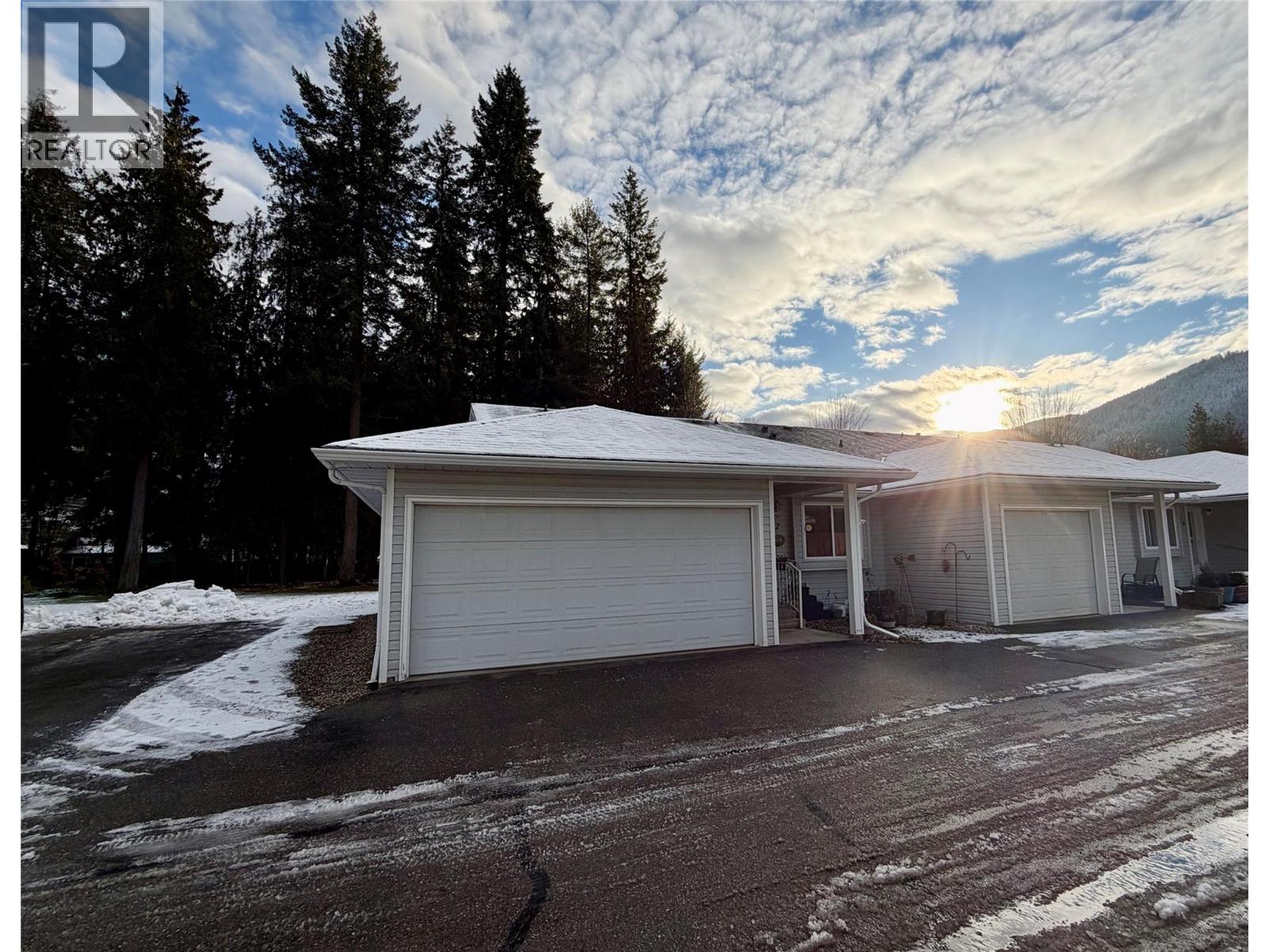 22 221 Temple Street, Sicamous