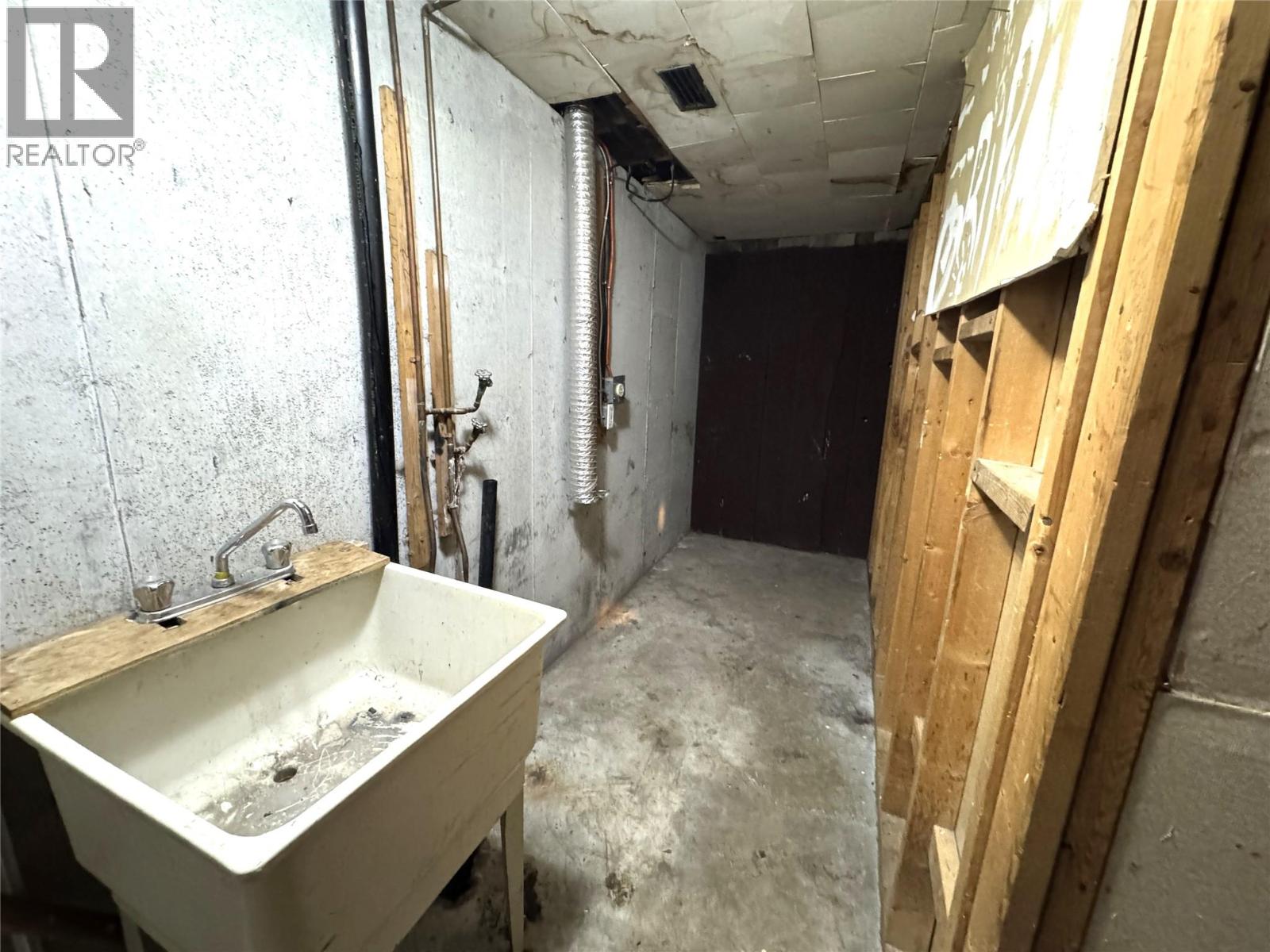 1666 DOUGLAS Street, Merritt