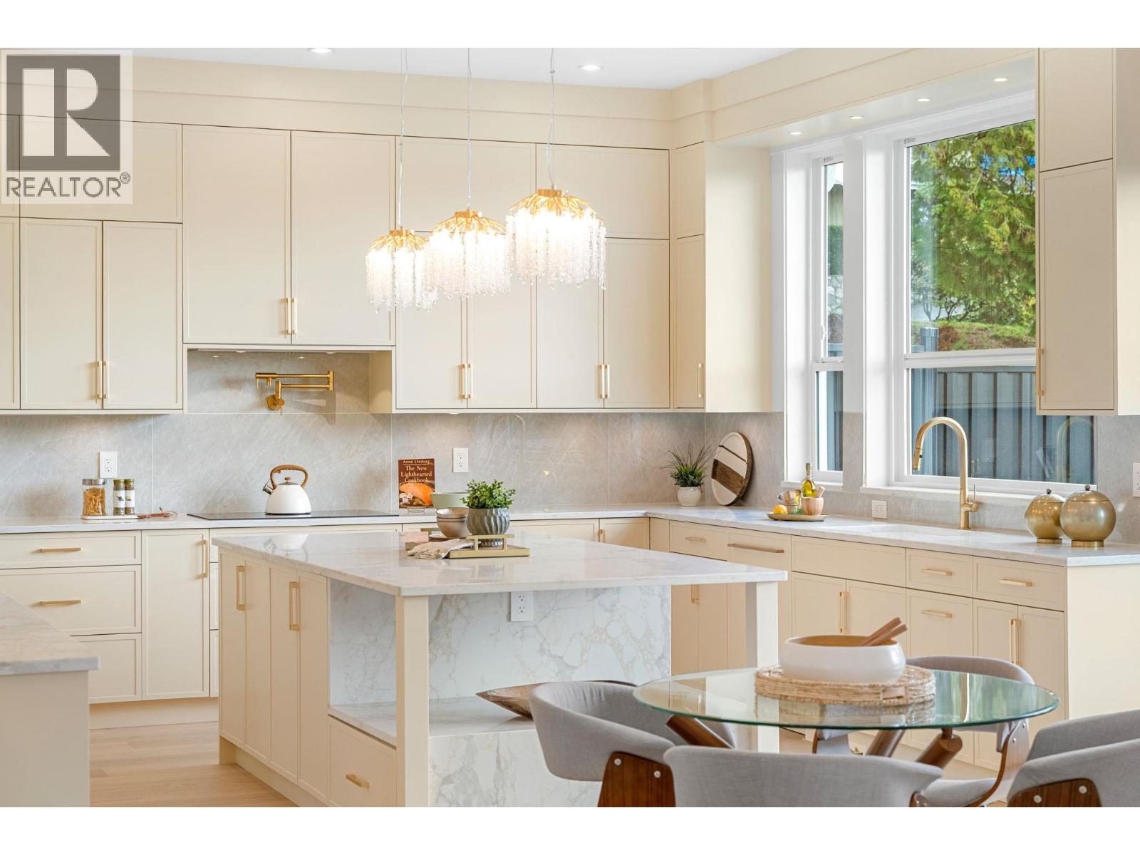 361 E 22ND STREET, North Vancouver