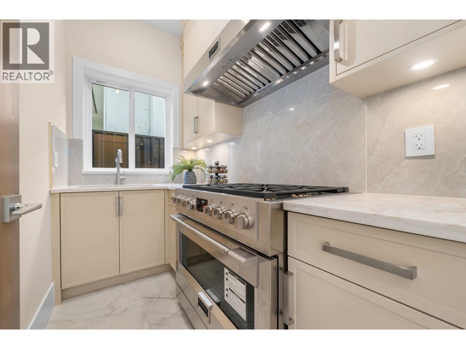 361 E 22ND STREET, North Vancouver