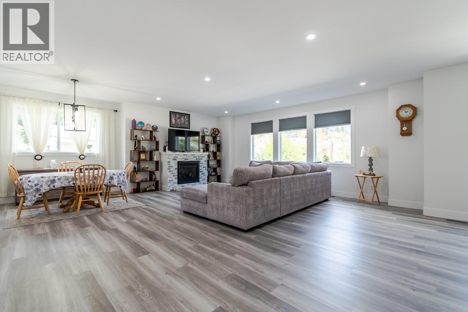 180 HOLLYWOOD CRESCENT - 14