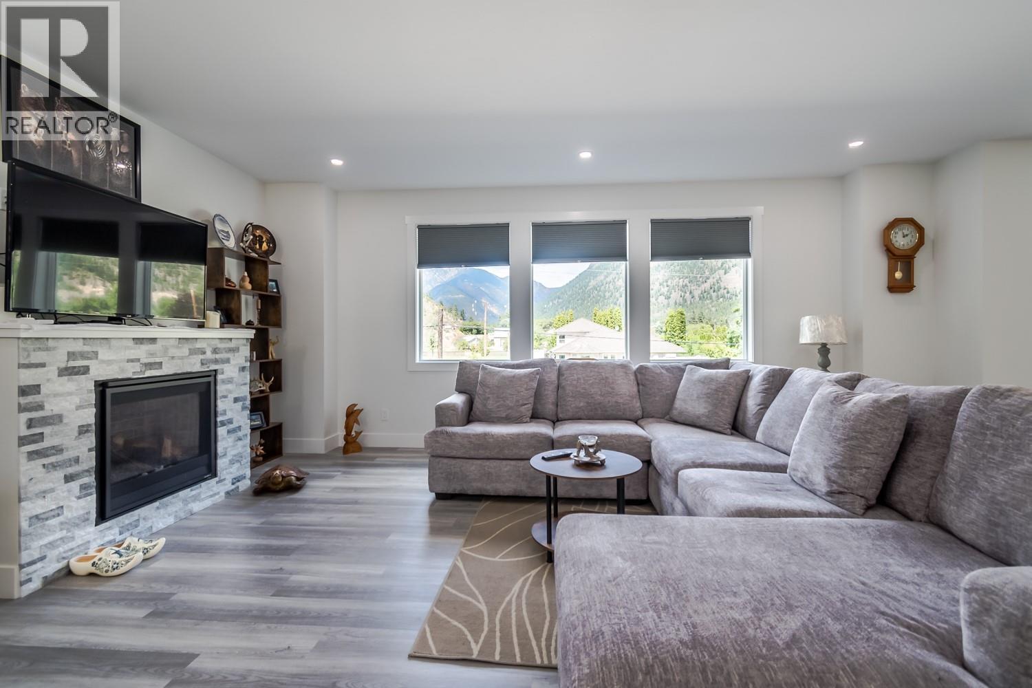 180 HOLLYWOOD Crescent - Photo 4 of 49, Lillooet, British Columbia