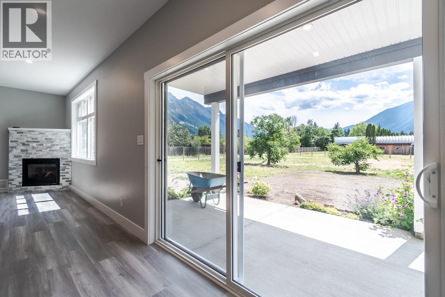 180 HOLLYWOOD CRESCENT - 40