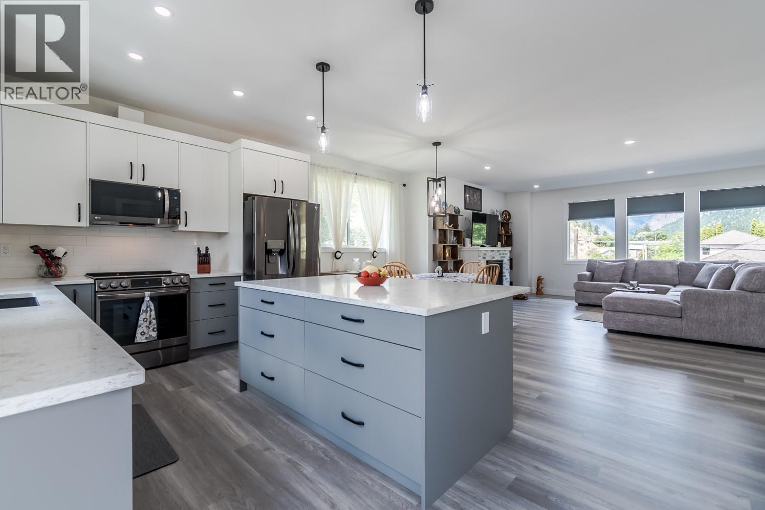 180 HOLLYWOOD CRESCENT - 43