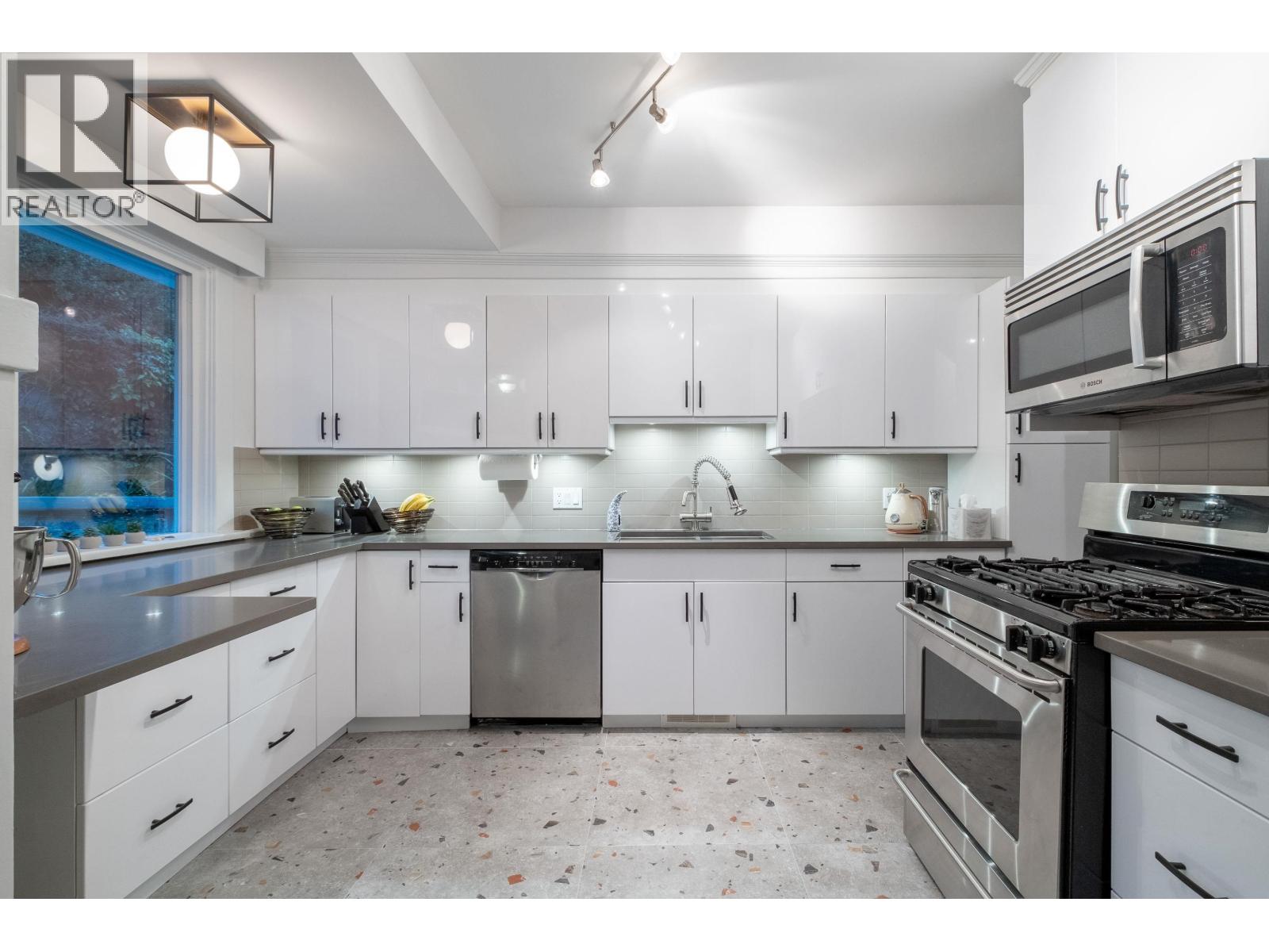 3260 TRAVERS AVENUE, West Vancouver