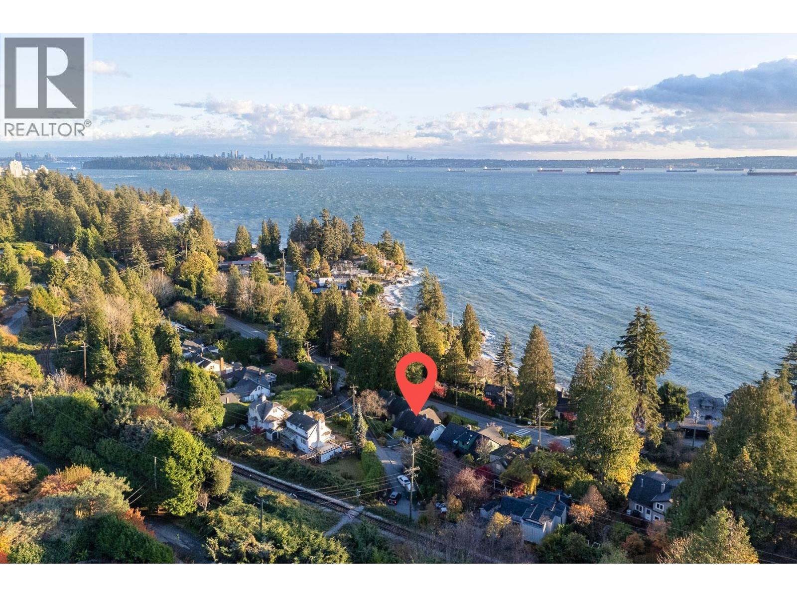 3260 TRAVERS AVENUE, West Vancouver