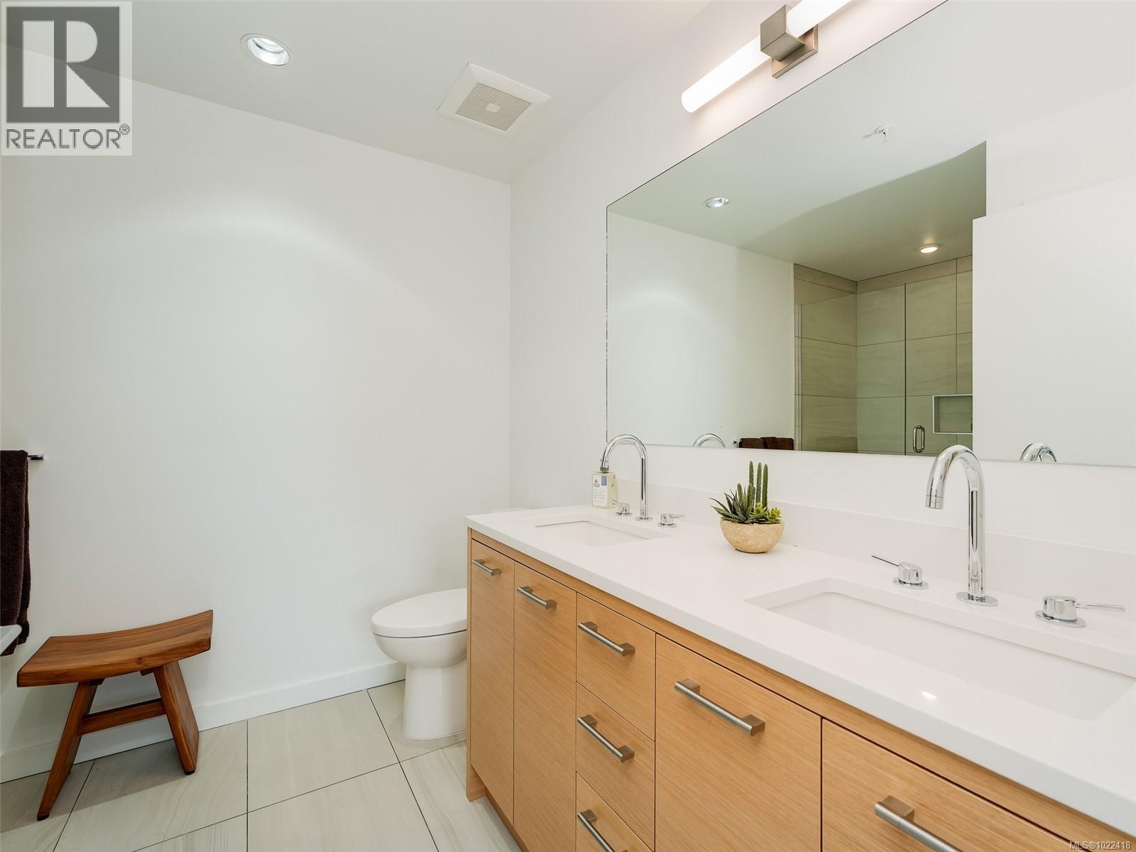 603 4009 Rainbow Hill Lane, Saanich