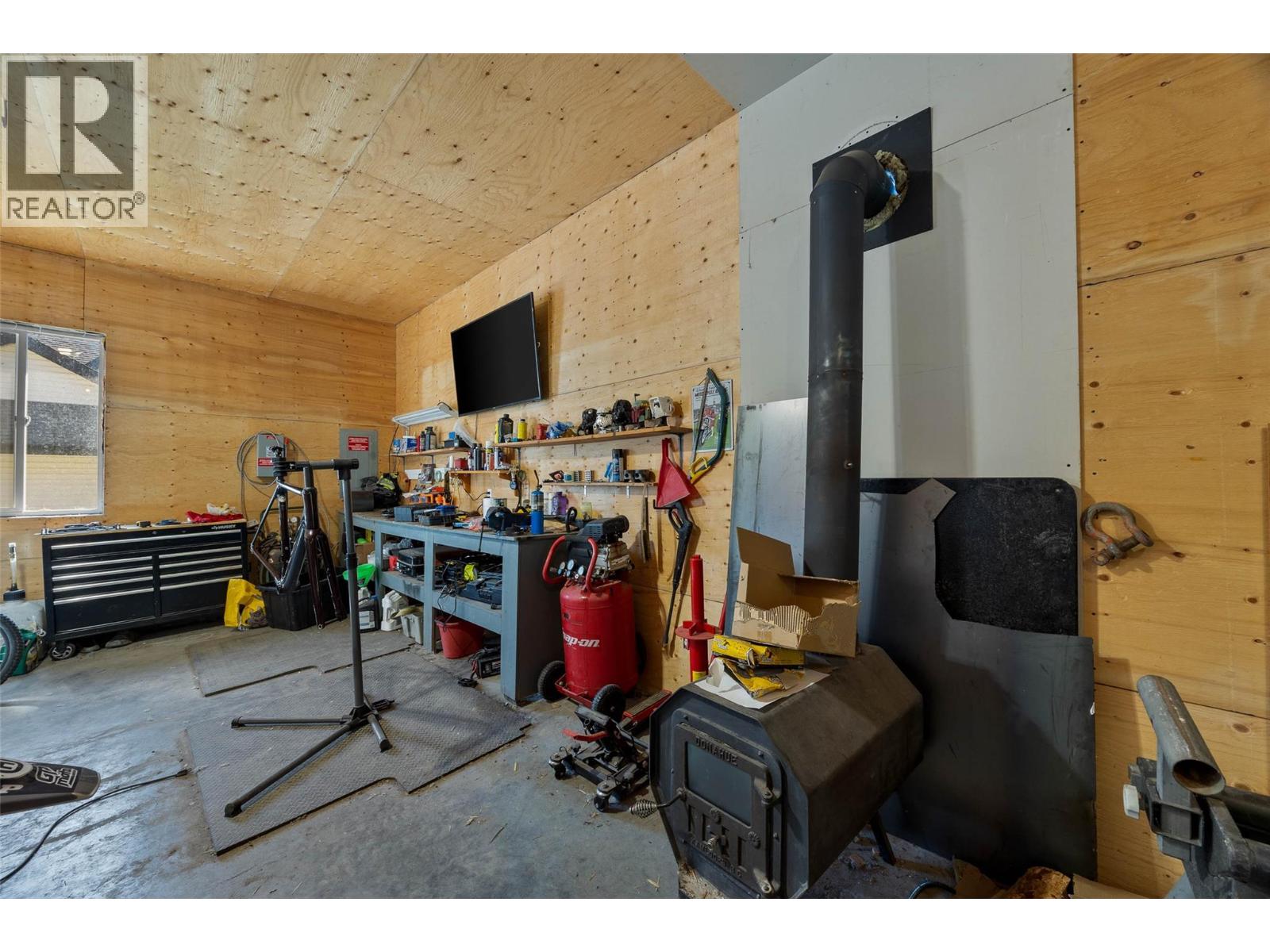 3060 MAQUINNA Road, Kamloops