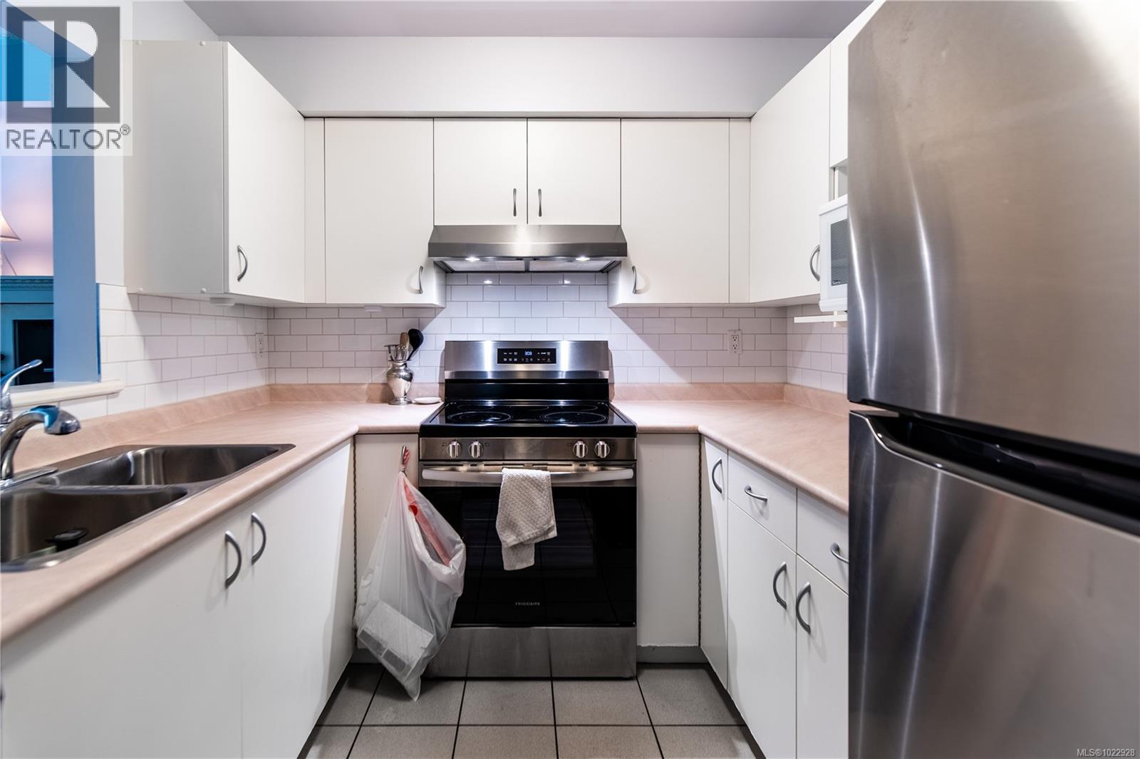 304 832 Fisgard St, Victoria