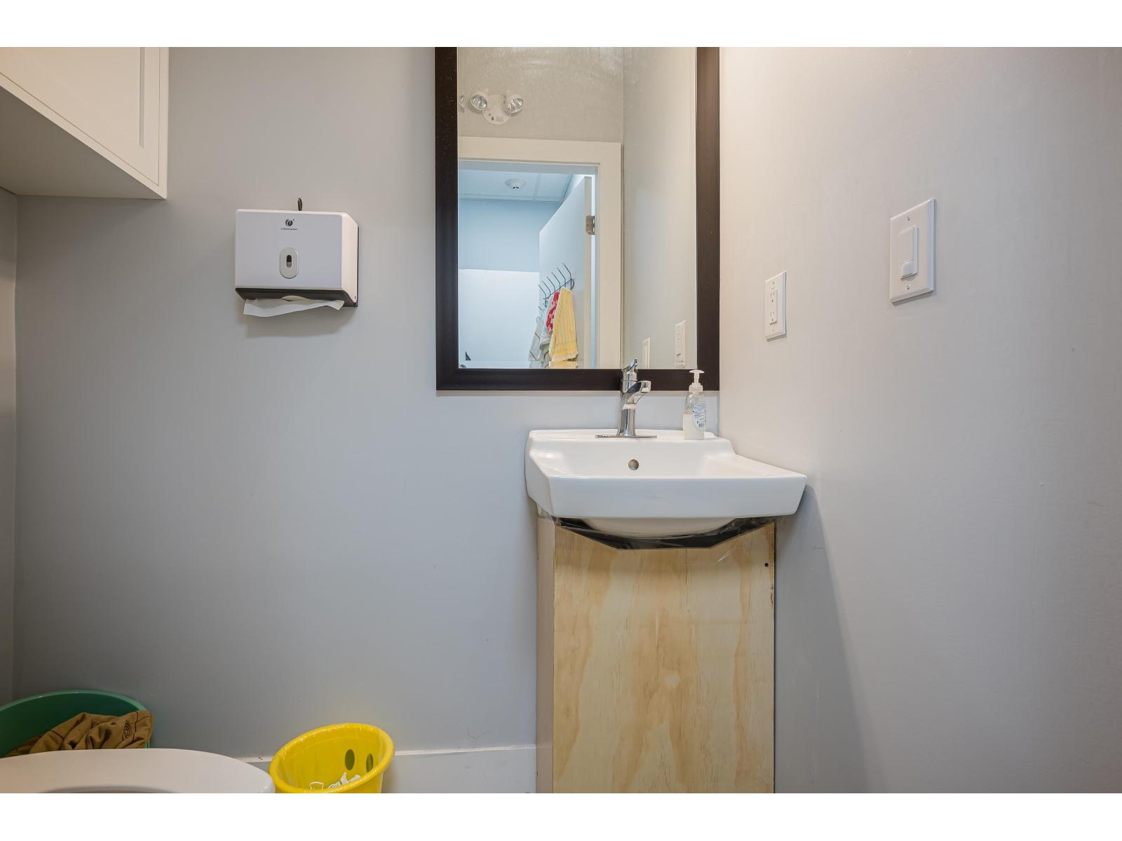 Office in Surrey - Image 20