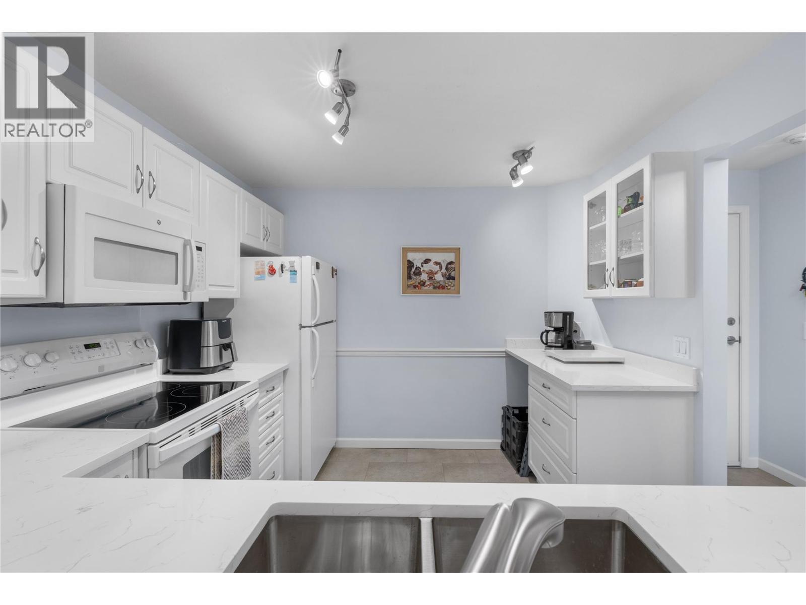 212 980 Glenwood Avenue, Kelowna