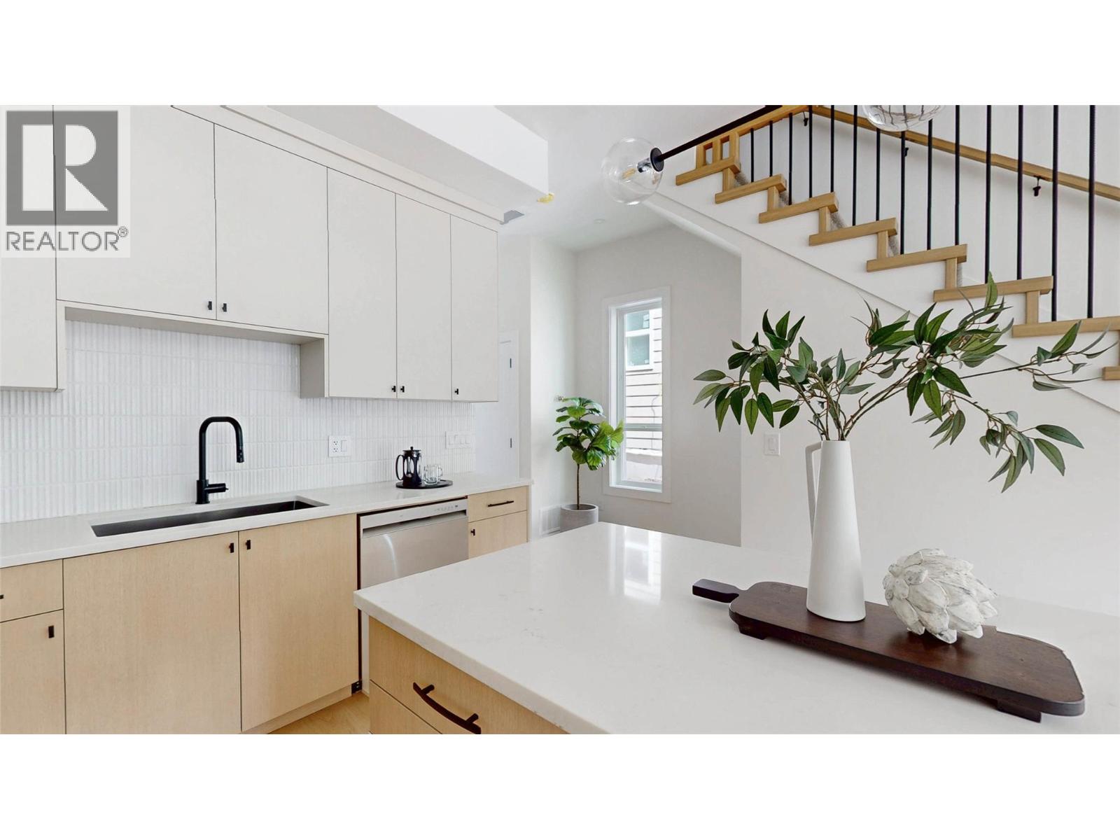 381 Chardonnay Avenue, Oliver