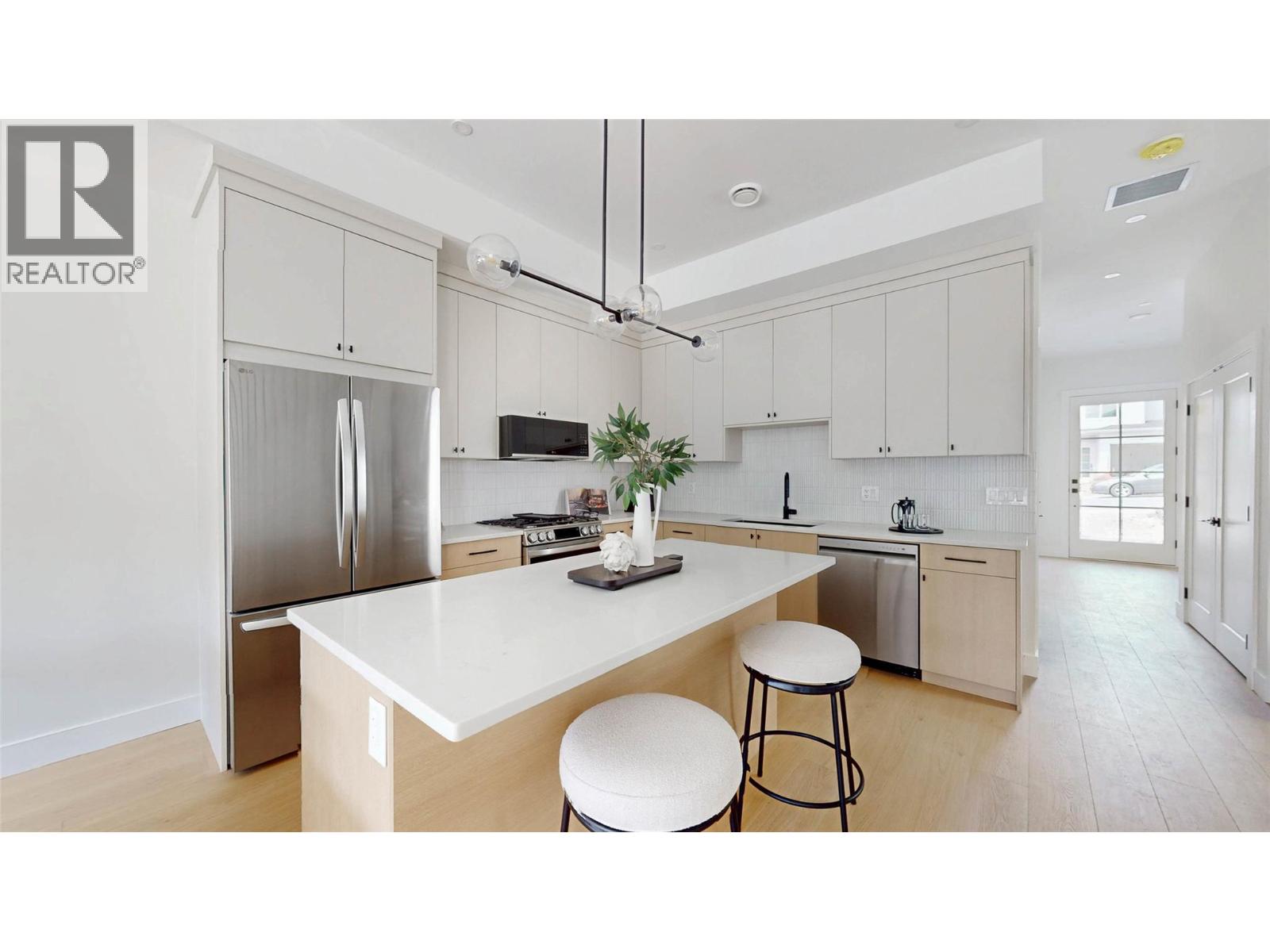 381 Chardonnay Avenue, Oliver