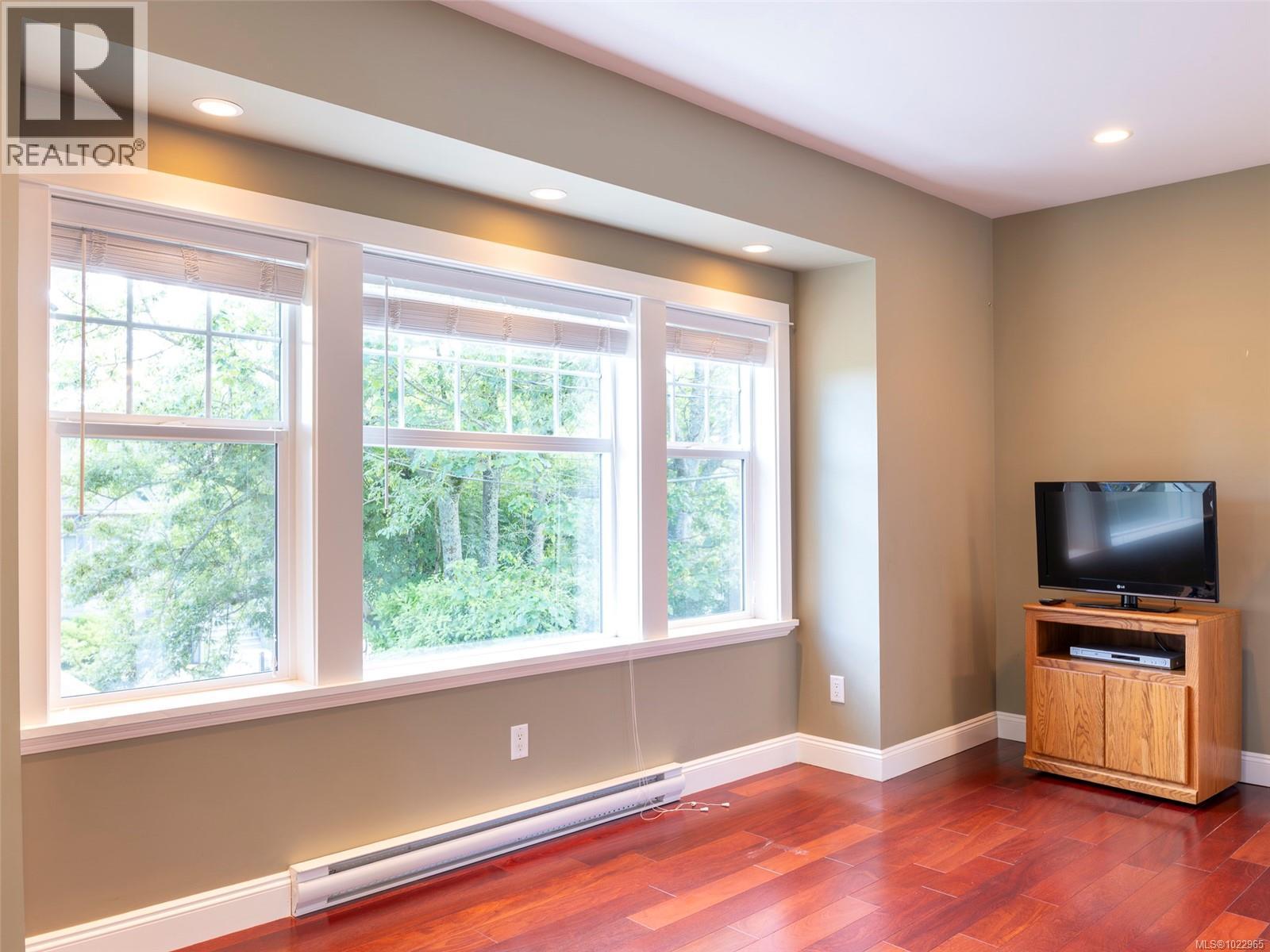 3 1290 Richardson St, Victoria