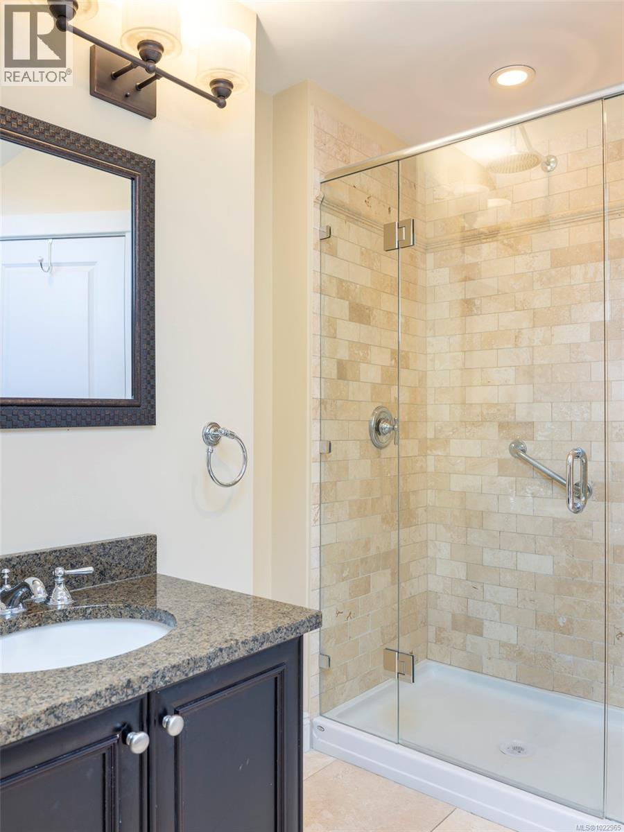 3 1290 Richardson St, Victoria