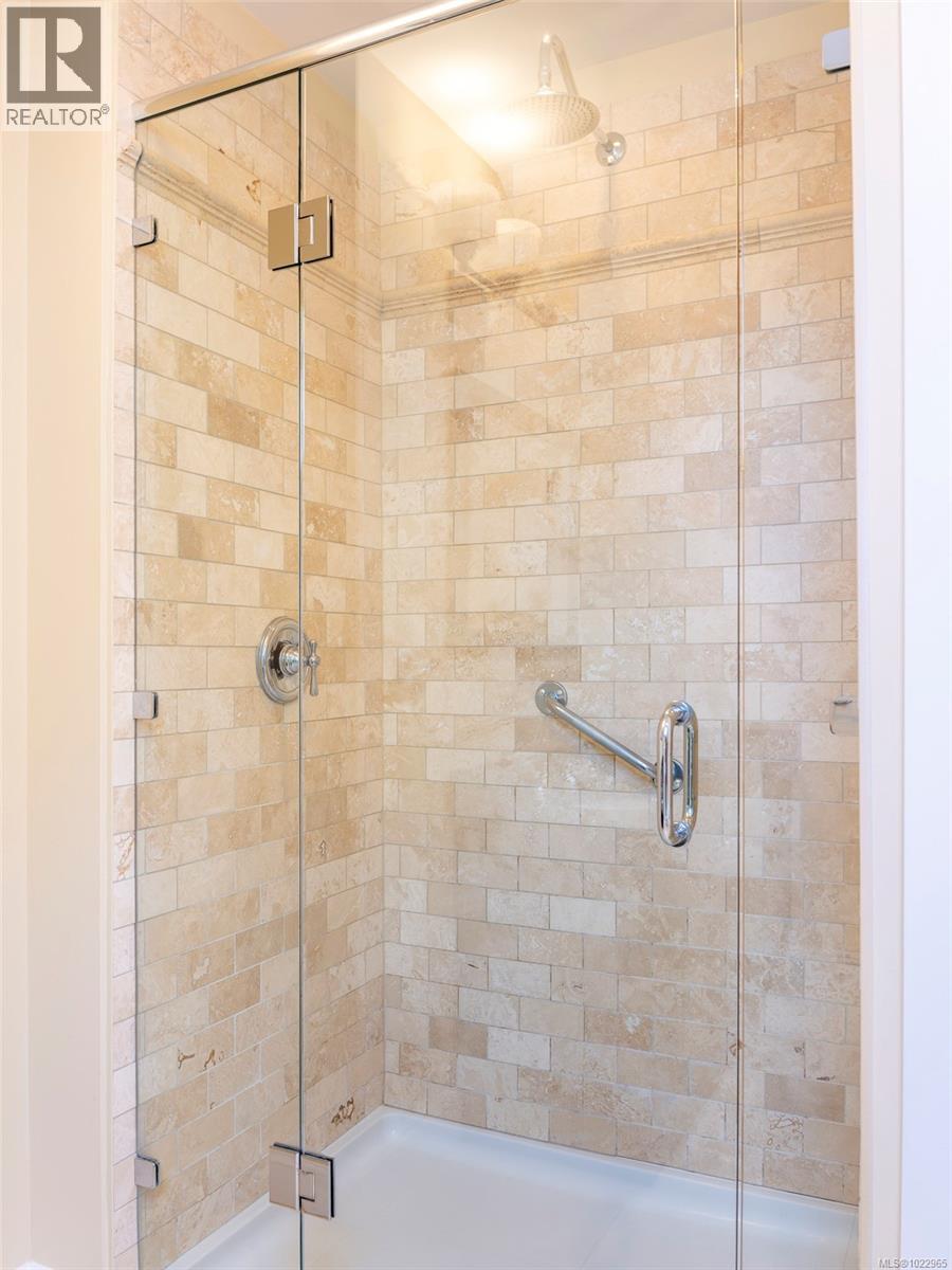 3 1290 Richardson St, Victoria