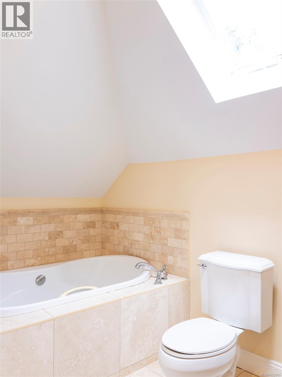 3 1290 Richardson St, Victoria