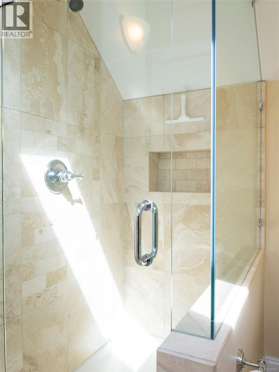 3 1290 Richardson St, Victoria