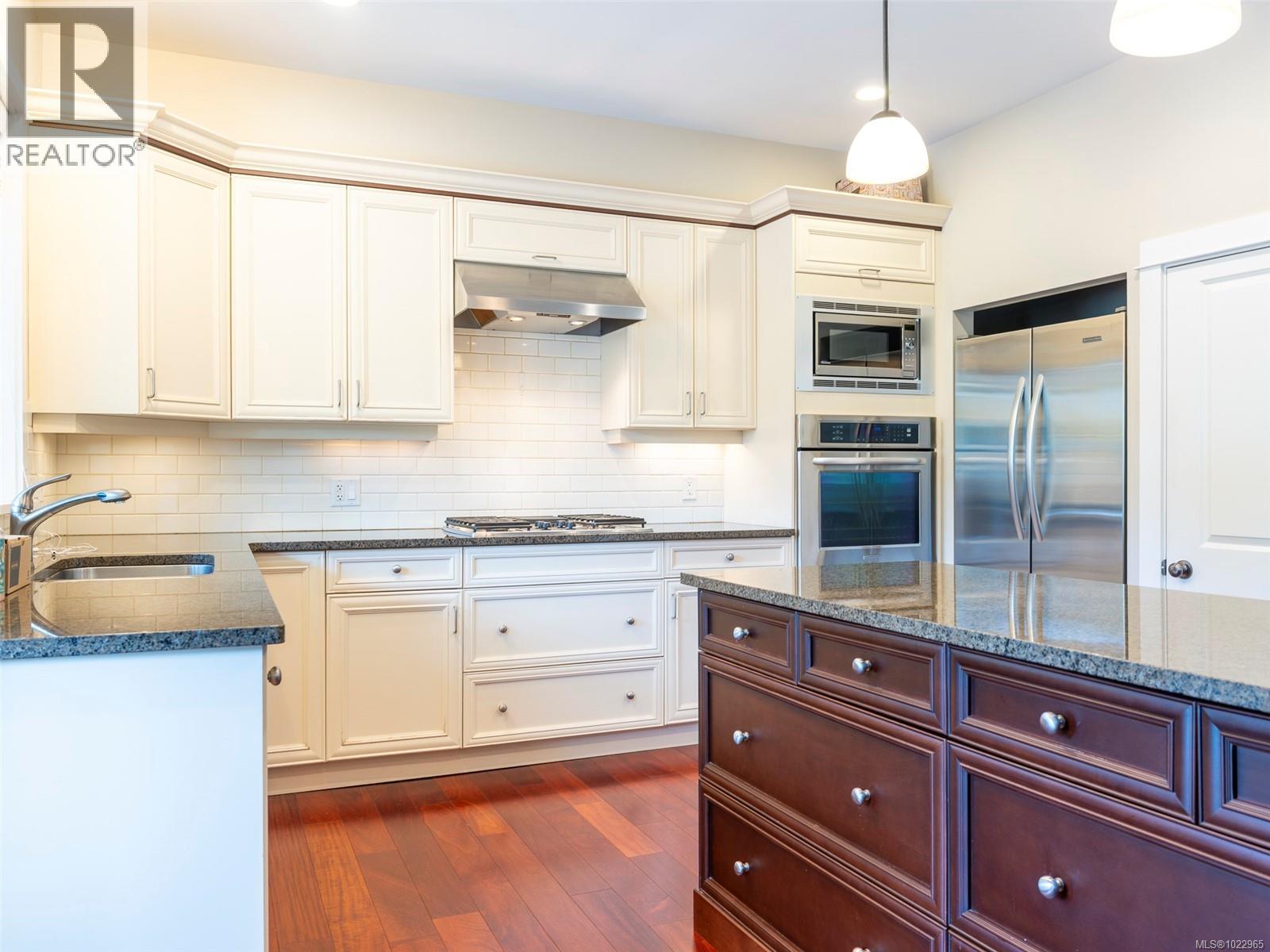 #3 1290 Richardson St - 3