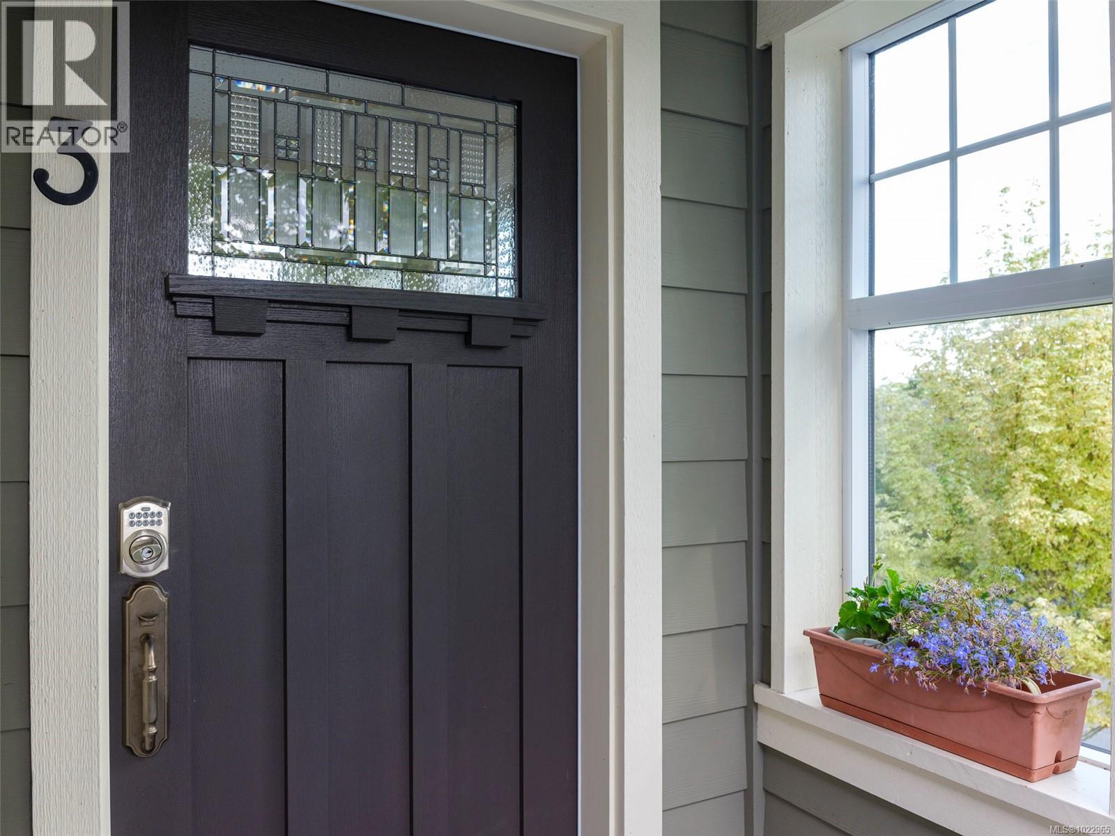 3 1290 Richardson St, Victoria