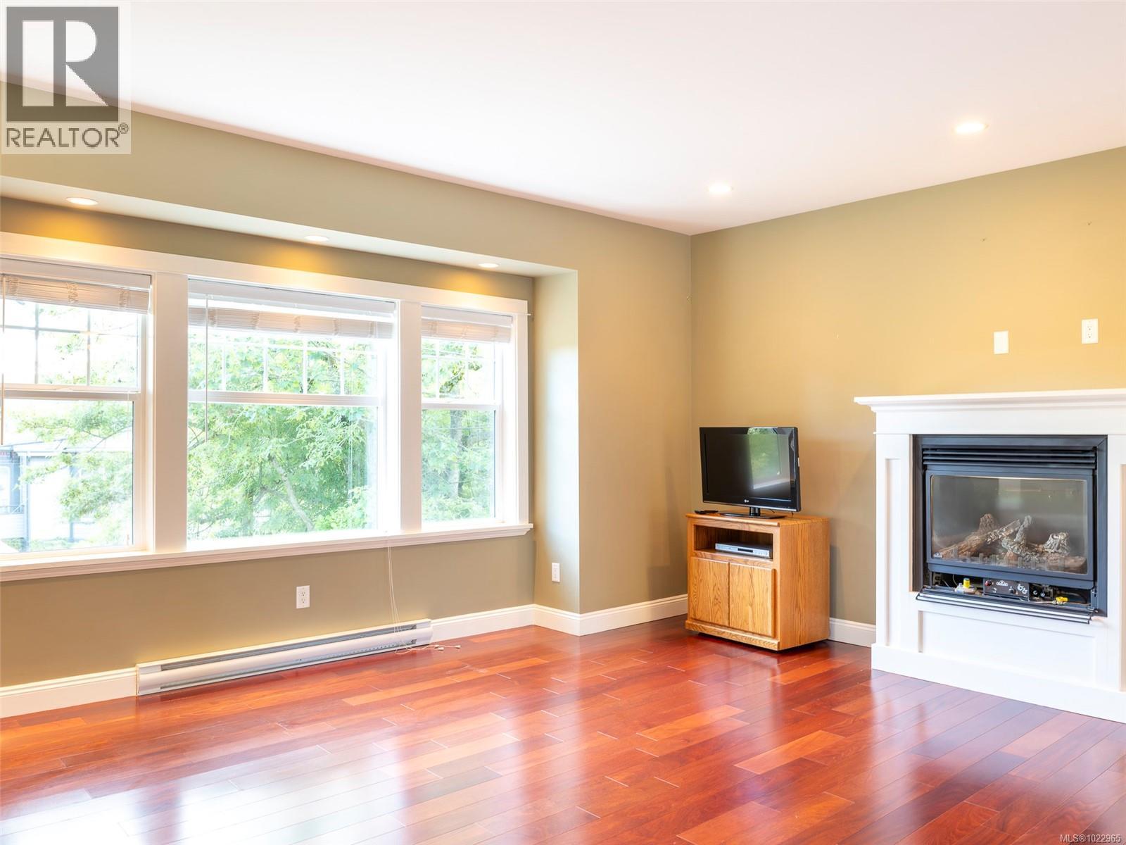 3 1290 Richardson St, Victoria