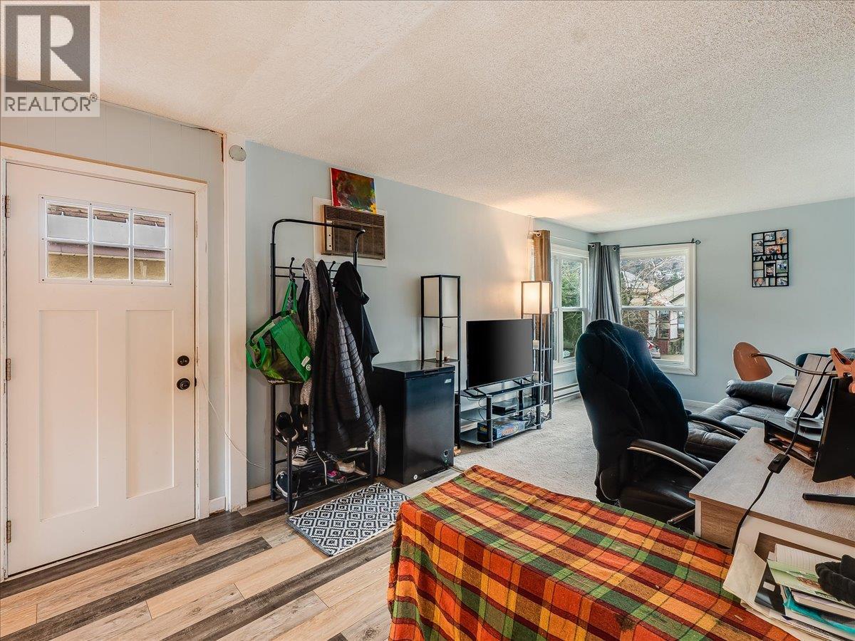 1773 Third Avenue, Trail