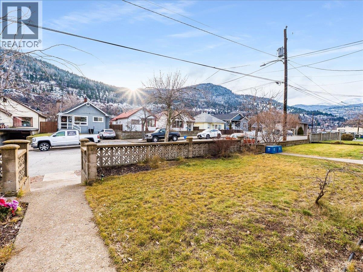 1773 Third Avenue, Trail