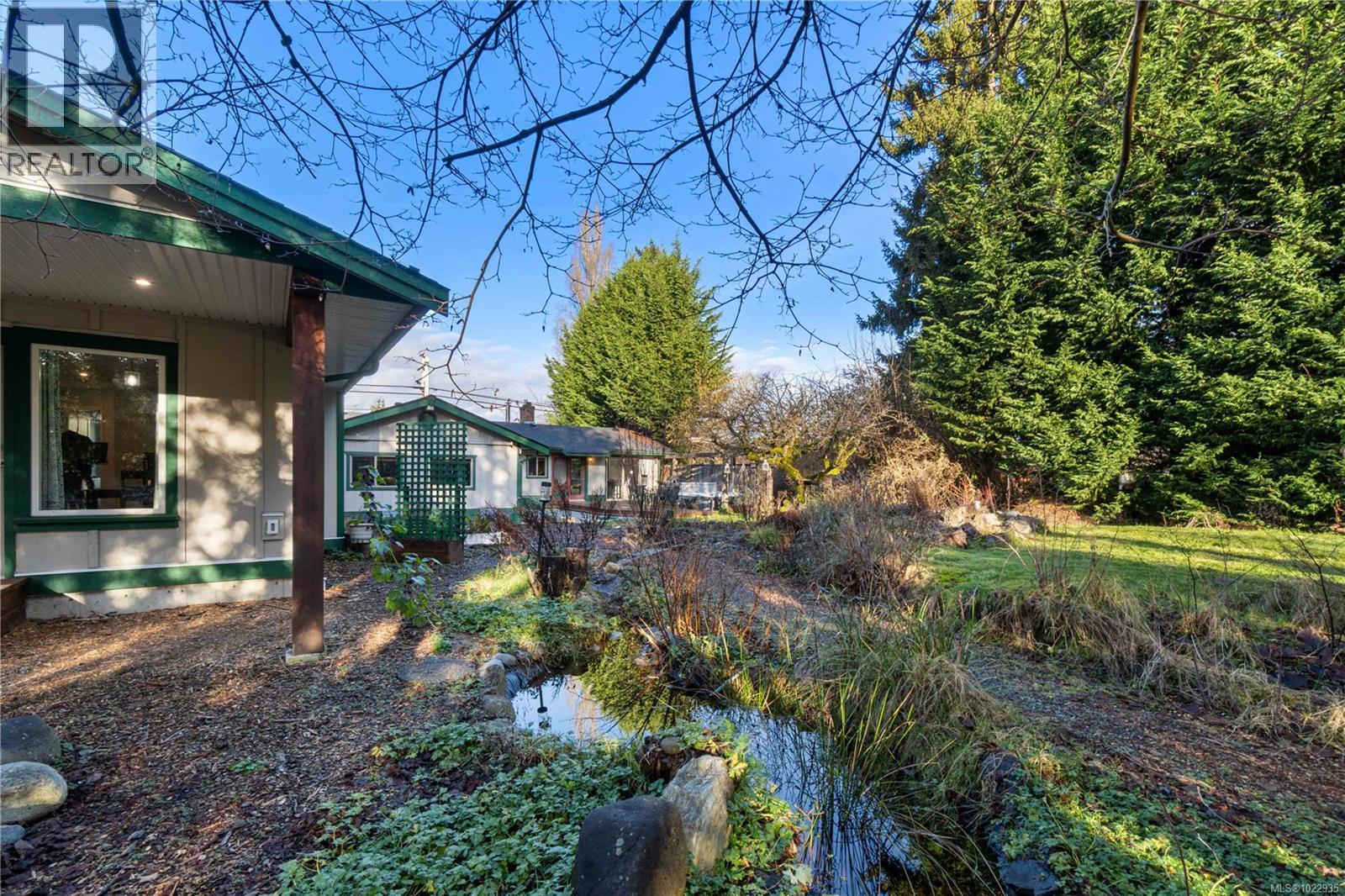 3872 Island Hwy W, Qualicum Beach