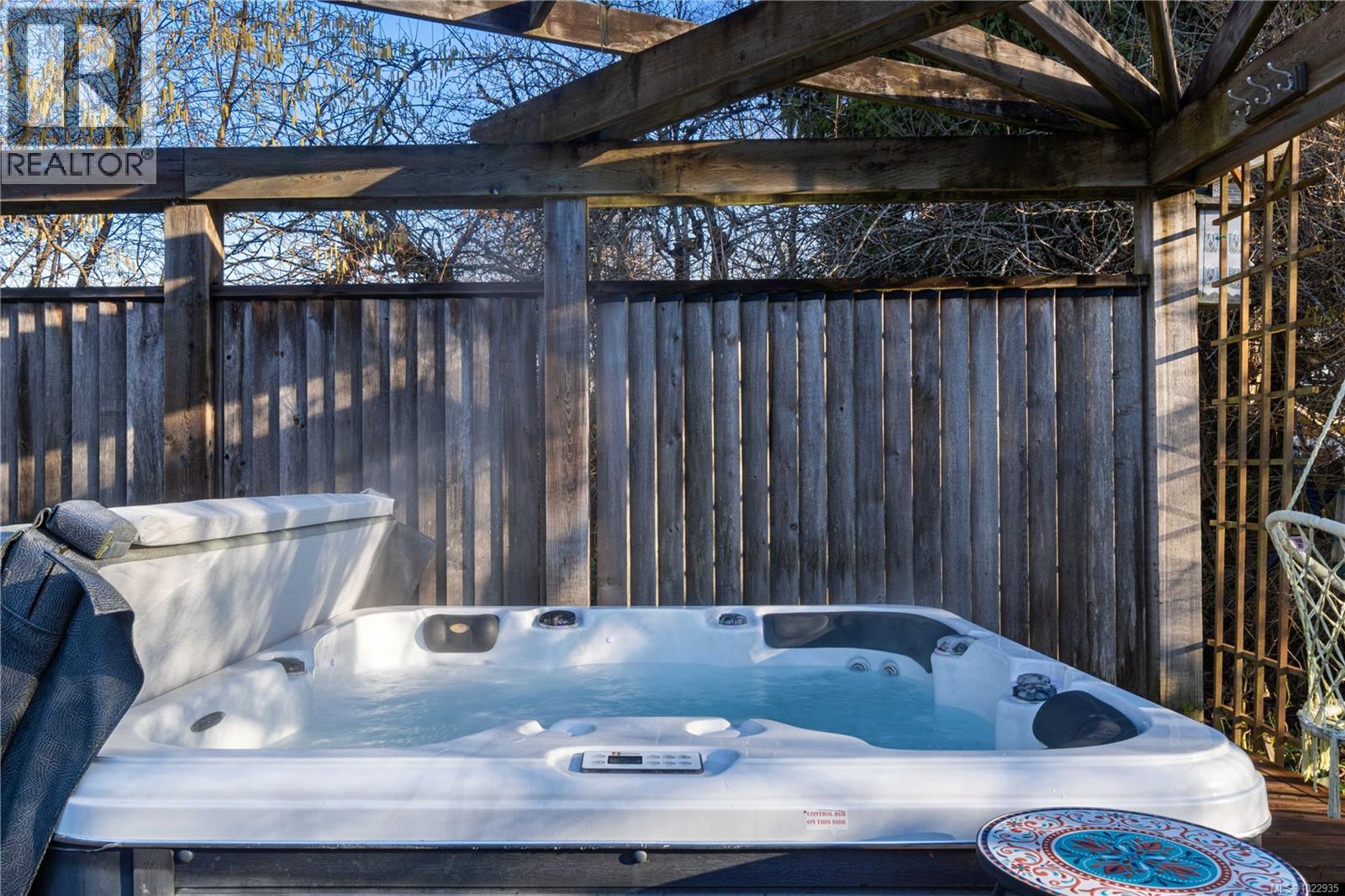 3872 Island Hwy W, Qualicum Beach