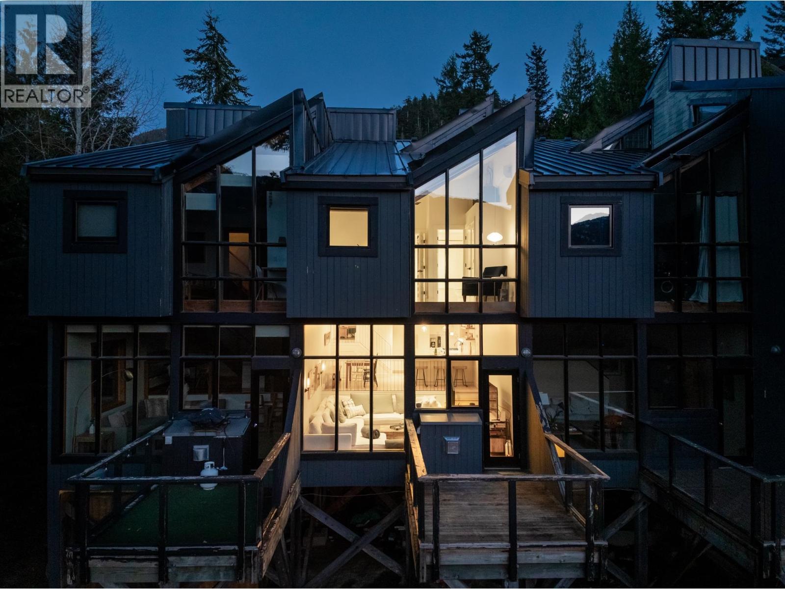 2 2221 GONDOLA WAY, Whistler