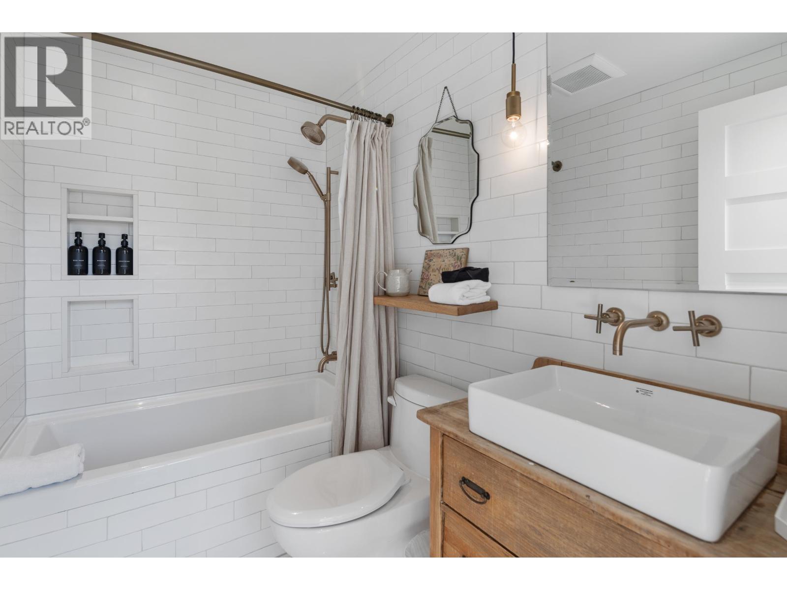 2 2221 GONDOLA WAY, Whistler