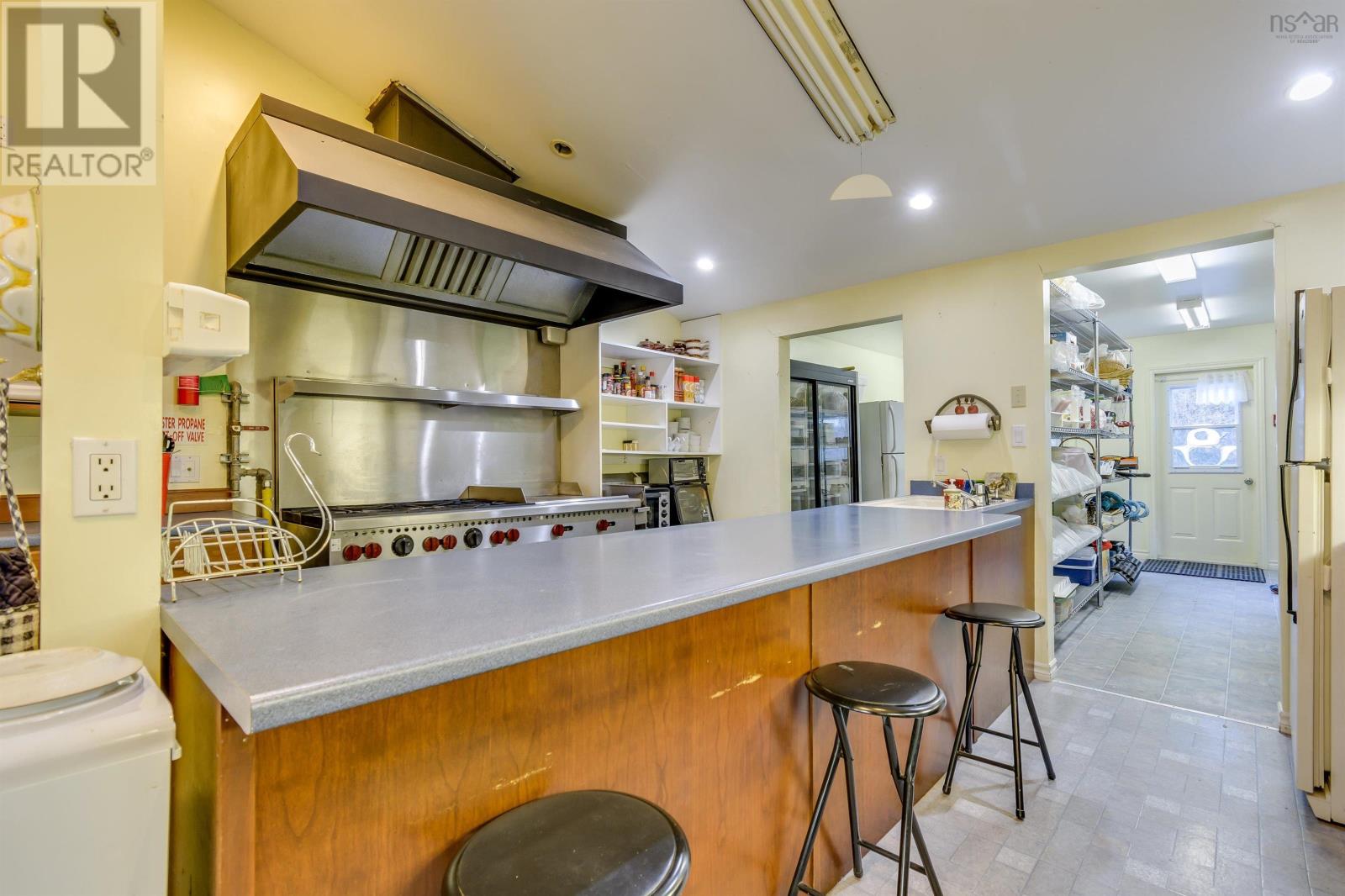 Property 11 of 35 of 11980 105 Highway