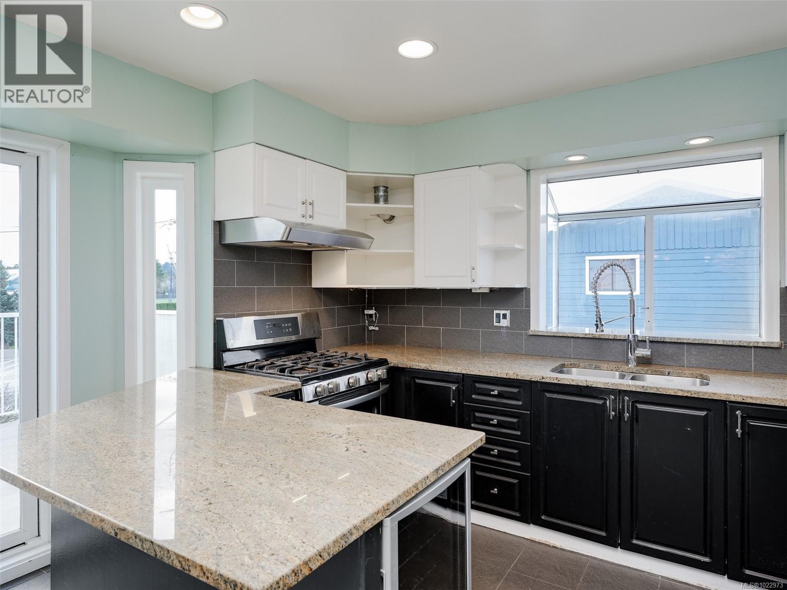 2344 Ocean Ave, Sidney