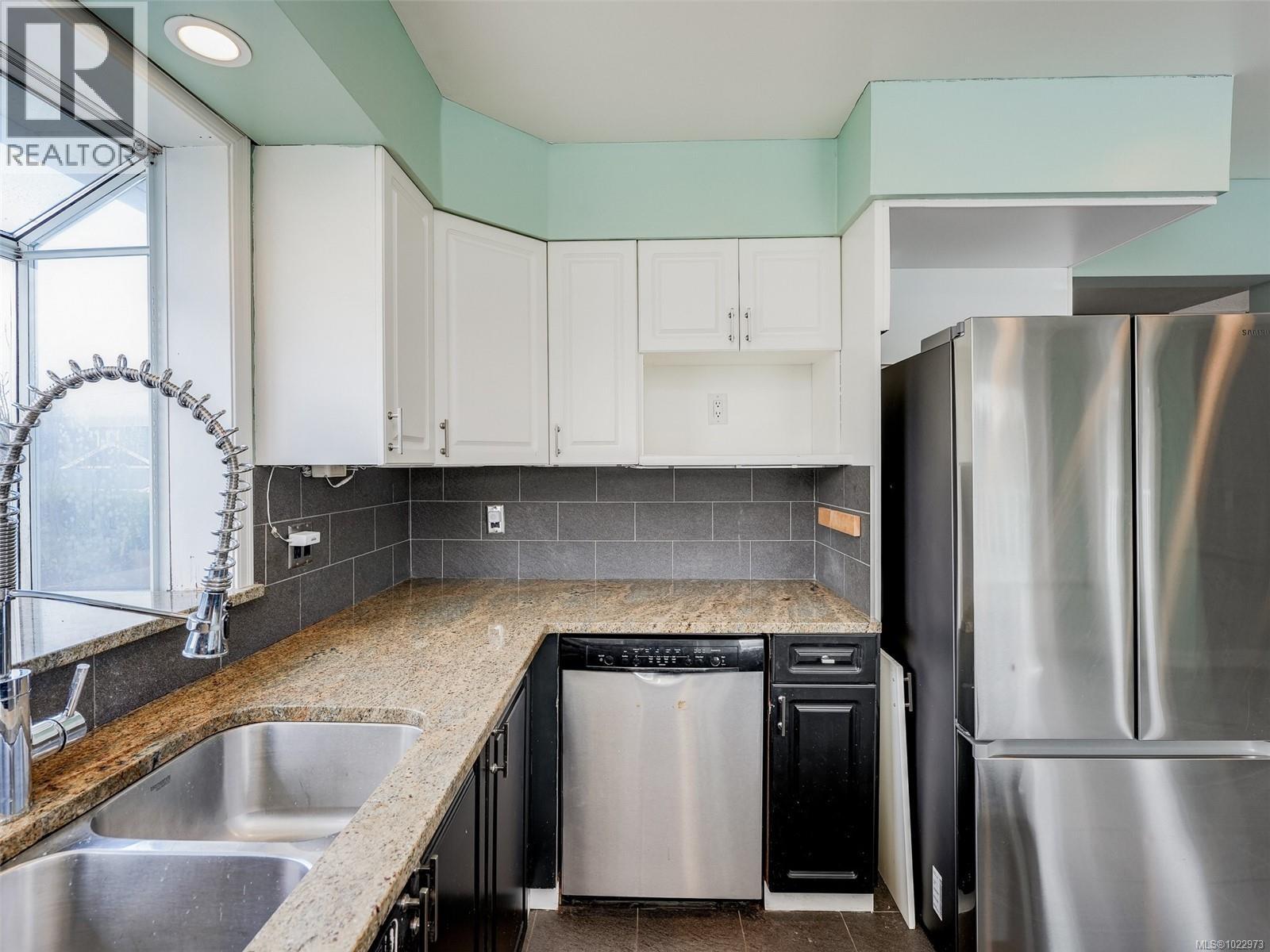 2344 Ocean Ave, Sidney