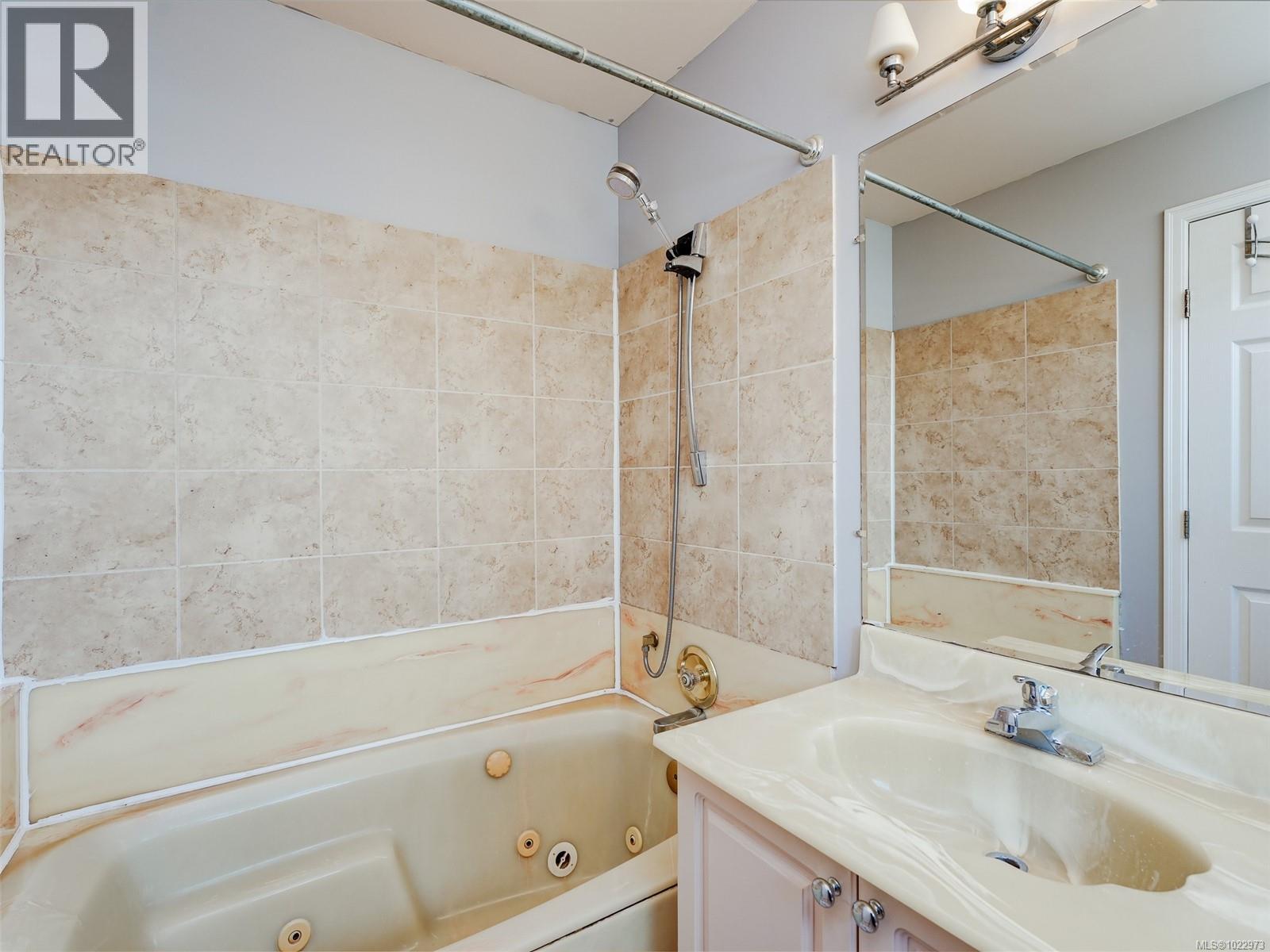 2344 Ocean Ave, Sidney