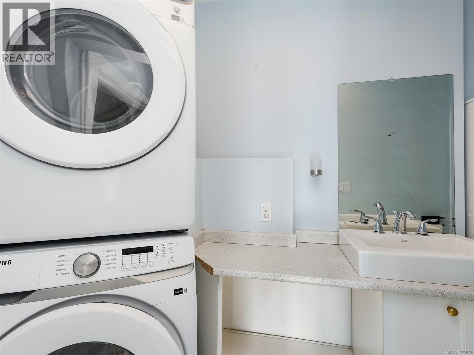 2344 Ocean Ave, Sidney