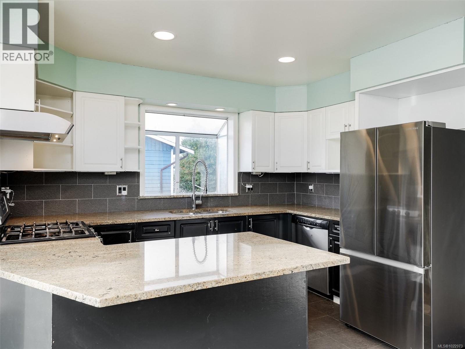 2344 Ocean Ave, Sidney