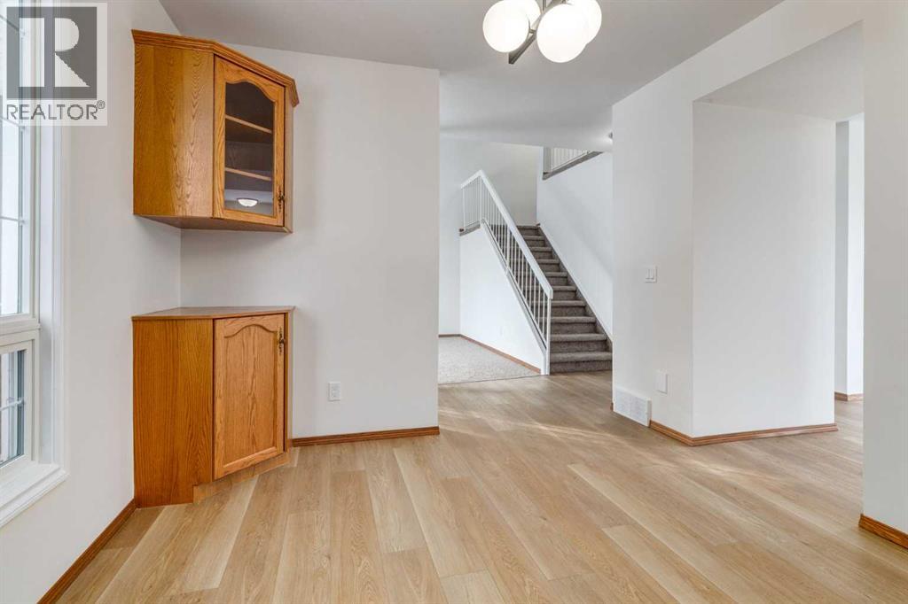 Single Family House for Sale in  bedford Circle NE Beddington Heights Calgary 