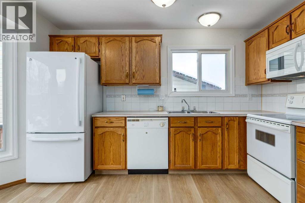 Single Family House for Sale in  bedford Circle NE Beddington Heights Calgary 