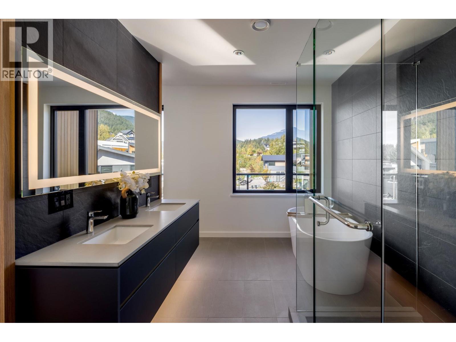 2943 HUCKLEBERRY DRIVE, Squamish