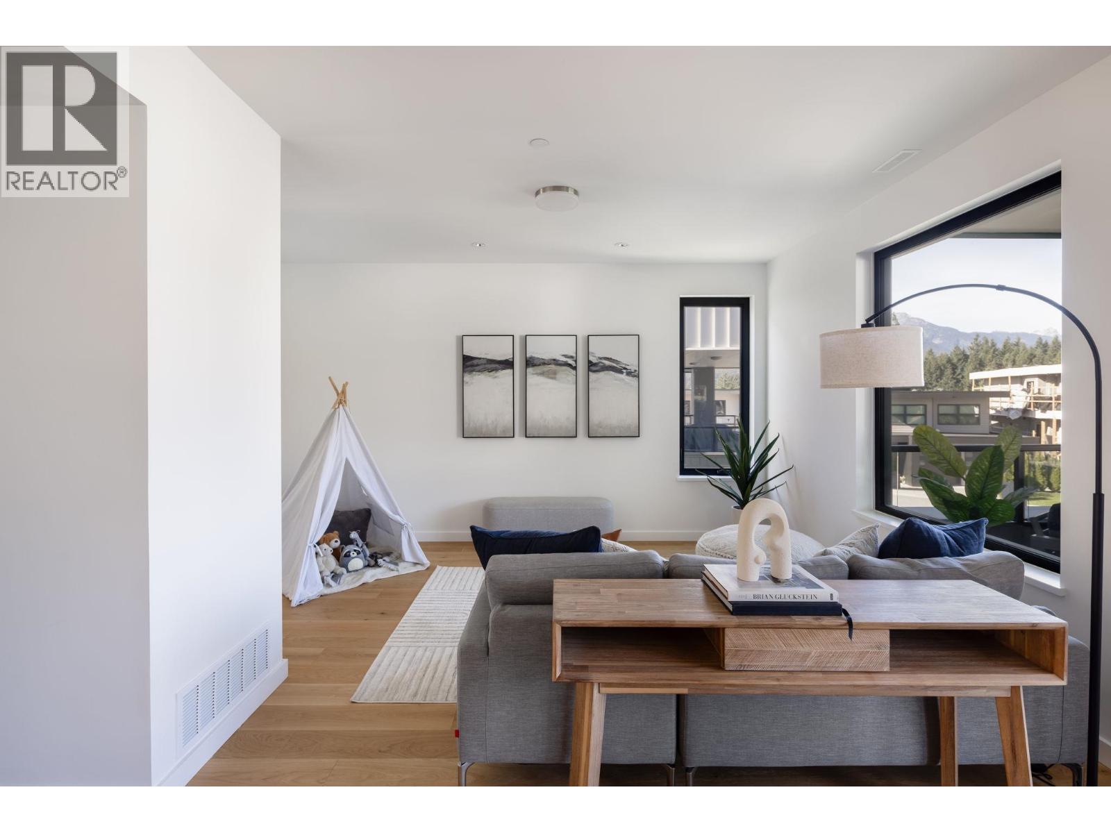 2943 HUCKLEBERRY DRIVE, Squamish