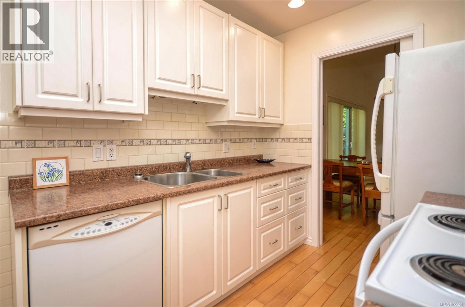 7 5156 Cordova Bay Road, Saanich