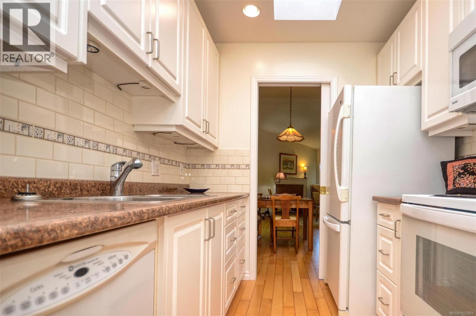 7 5156 Cordova Bay Road, Saanich