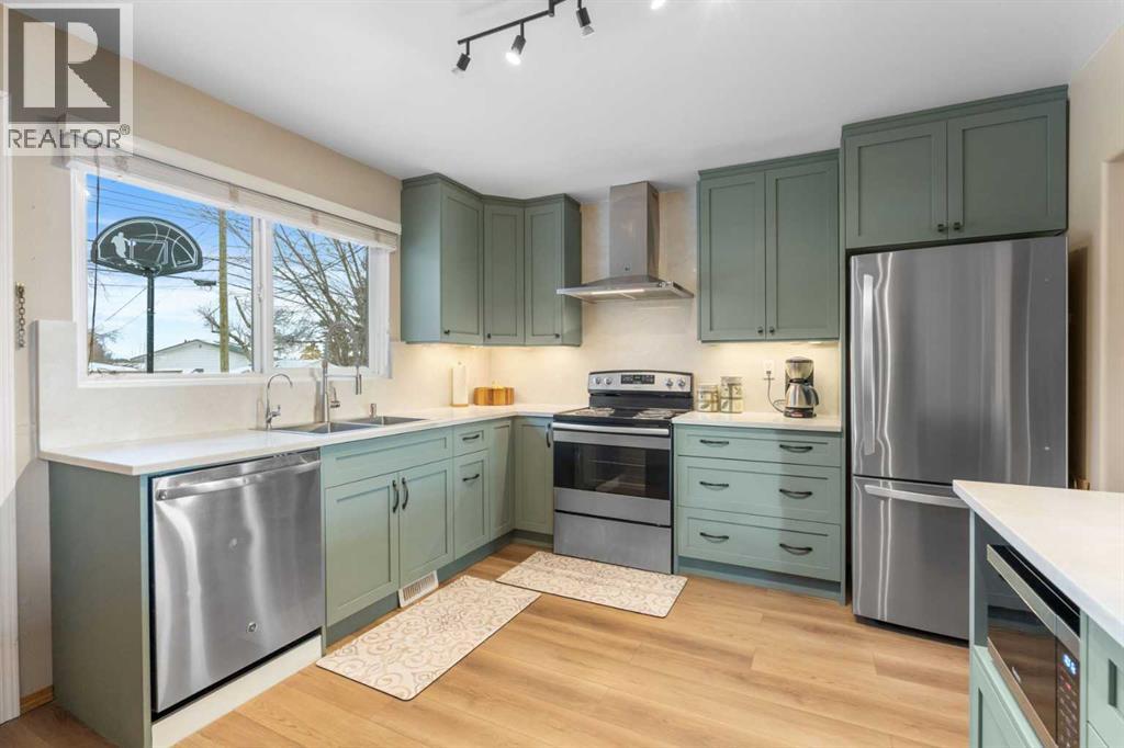 Single Family House 3 Level for Sale in  Fairmount Drive SE Fairview Calgary 