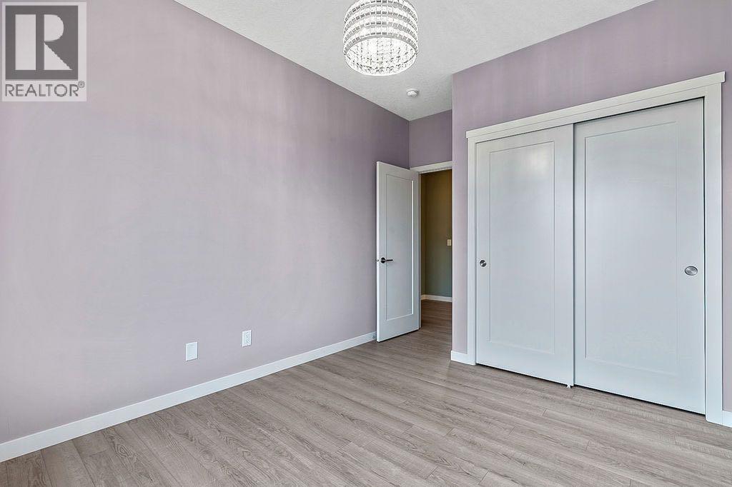 Single Family House for Sale in  Shawnee Common SW Shawnee Slopes Calgary 