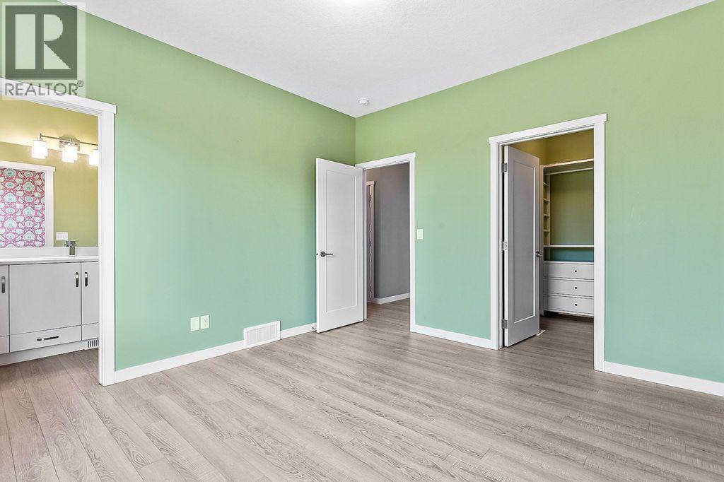 Single Family House for Sale in  Shawnee Common SW Shawnee Slopes Calgary 