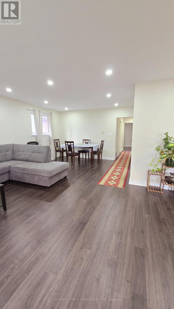 22 MURCHISON CRESCENT - Photo 3 of 17, Toronto (Mount Olive-Silverstone-Jamestown), Ontario