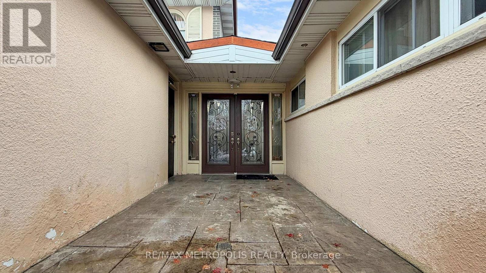 11 CONAMORE CRESCENT - 1
