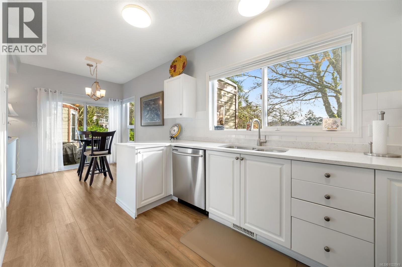 12 1063 Valewood Trail, Saanich