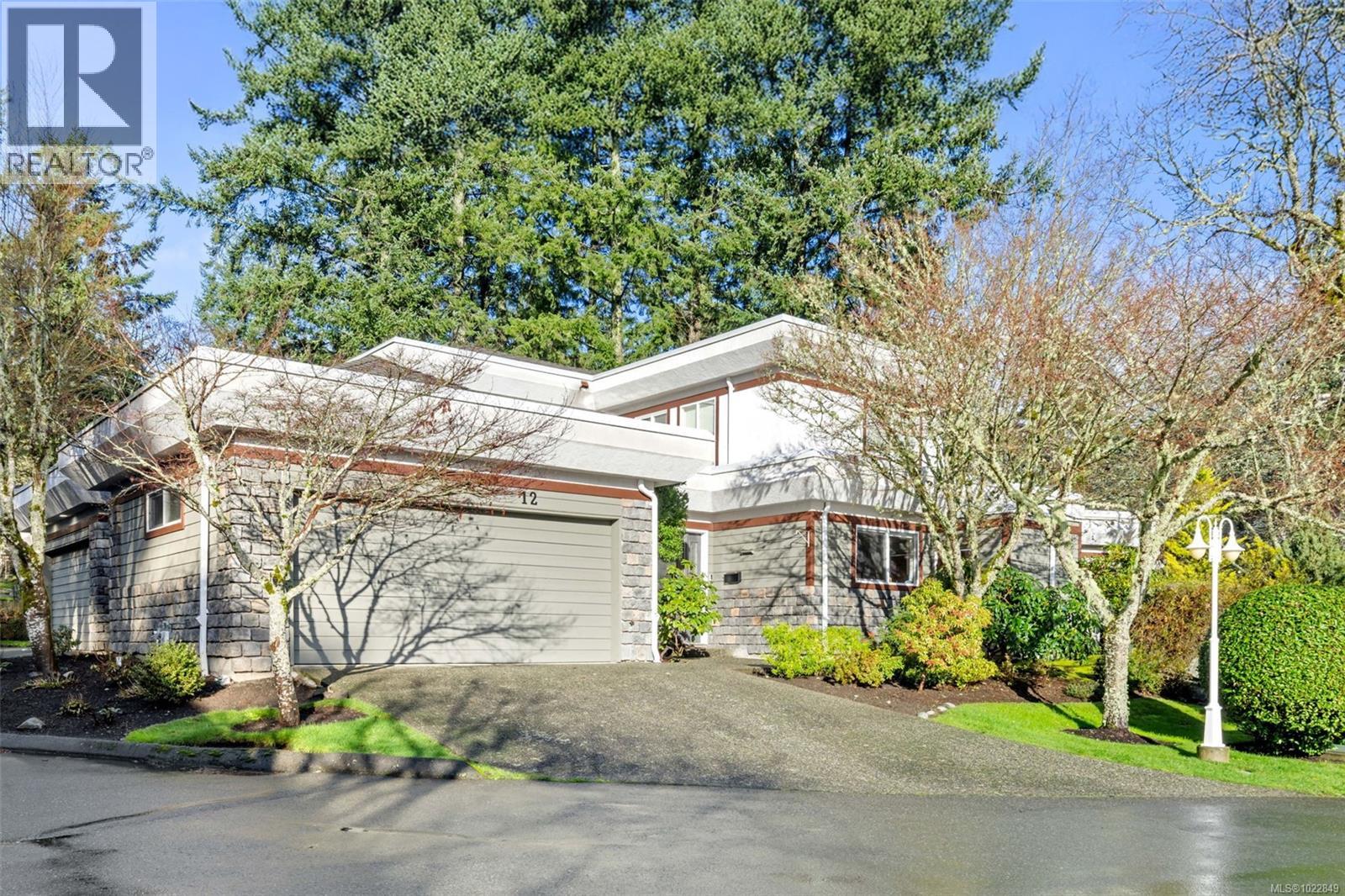 12 1063 Valewood Trail, Saanich
